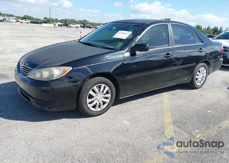 2005 Toyota Camry Le z USA, uszkodzony, nr VIN 4T1BE32K95U033195